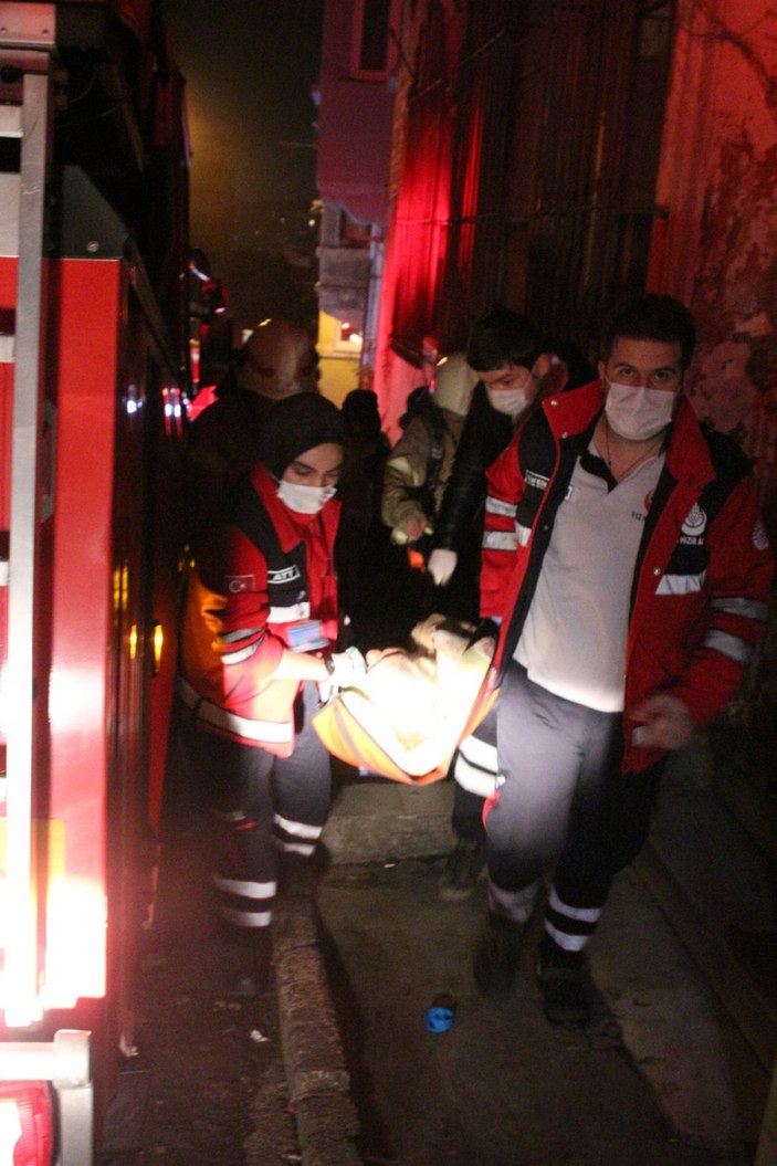 Yangında mahsur kalan yaşlı kadını vatandaşlar son anda kurtardı -5