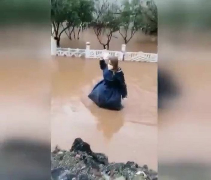 Bakan Koca, sel felaketinde hasta için beline kadar suya giren hemşirenin görüntülerini paylaştı -1