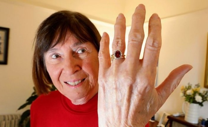 İskoçya'da 30 yıldır kayıp olan nişan yüzüğü sahilde bulundu