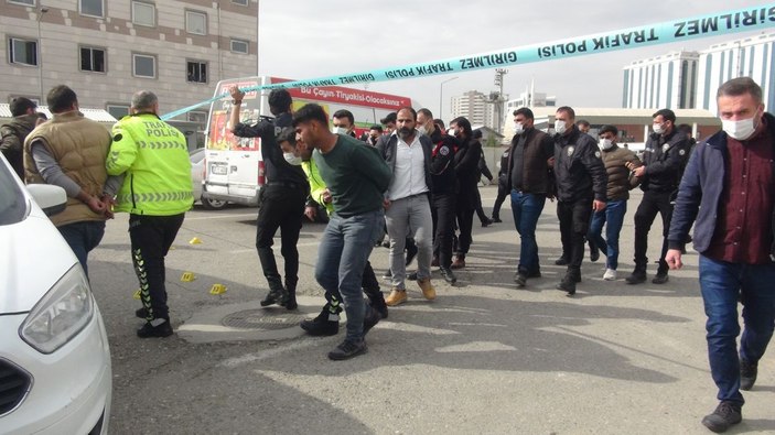Kenti savaş alanına çeviren kavgada; 2 tüfek, 8 demir levye, 53 sopa ele geçti -5