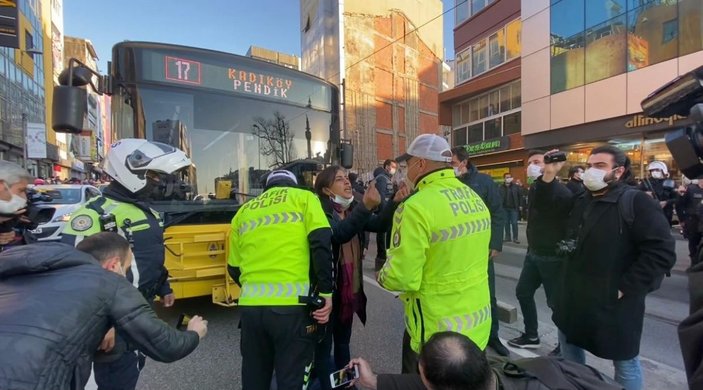 Kadıköy'de HDP milletvekilleri yol kapattı, trafik felç oldu -3