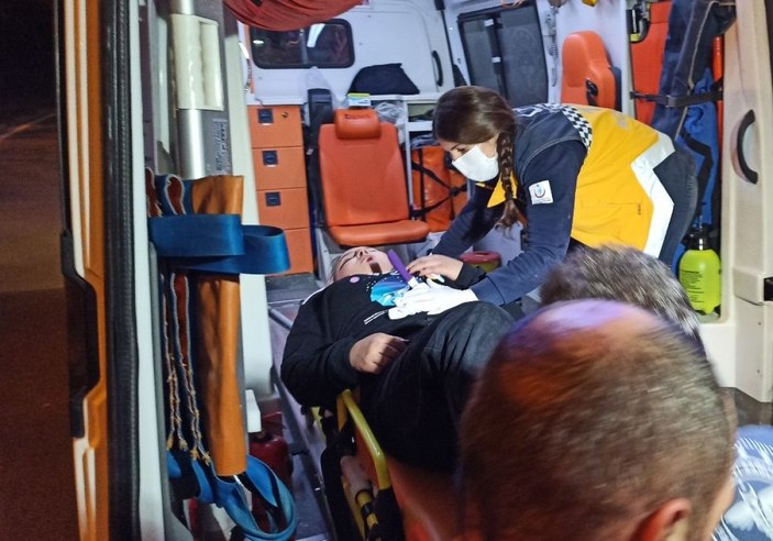 Genç kız karnındaki bıçak ile ambulansı bekledi -6