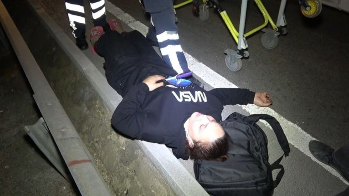 Genç kız karnındaki bıçak ile ambulansı bekledi -4