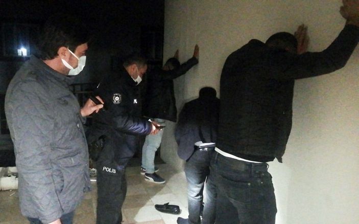 Kumarhaneye çevrilen iş merkezindeki ofise baskın: 15 kişiye 133 bin lira ceza -2