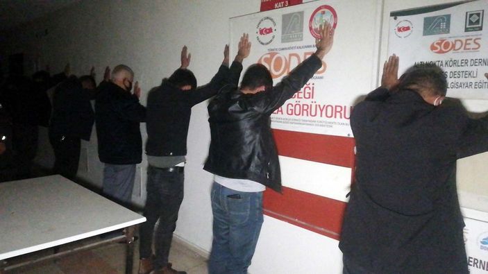 Kumarhaneye çevrilen iş merkezindeki ofise baskın: 15 kişiye 133 bin lira ceza -1