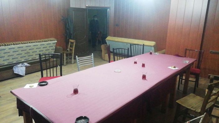 Kumarhaneye çevrilen iş merkezindeki ofise baskın: 15 kişiye 133 bin lira ceza -4