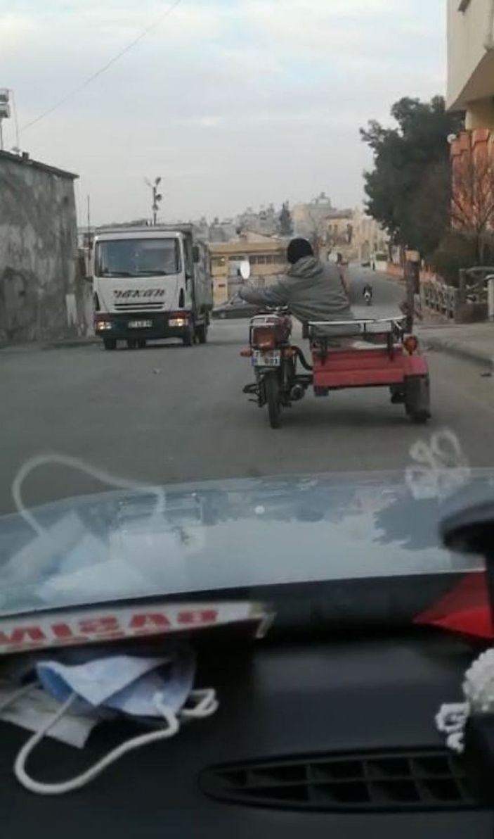 Tekeri patlak motoru sepete oturarak kullandı -1