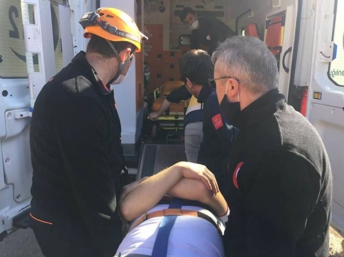 Kestiği ağacın altından yaralı olarak kurtarıldı -2