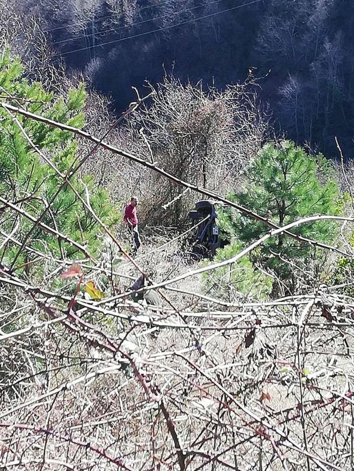 Direksiyon başında uyuyan sürücü, 25 metrelik uçuruma yuvarlandı -2