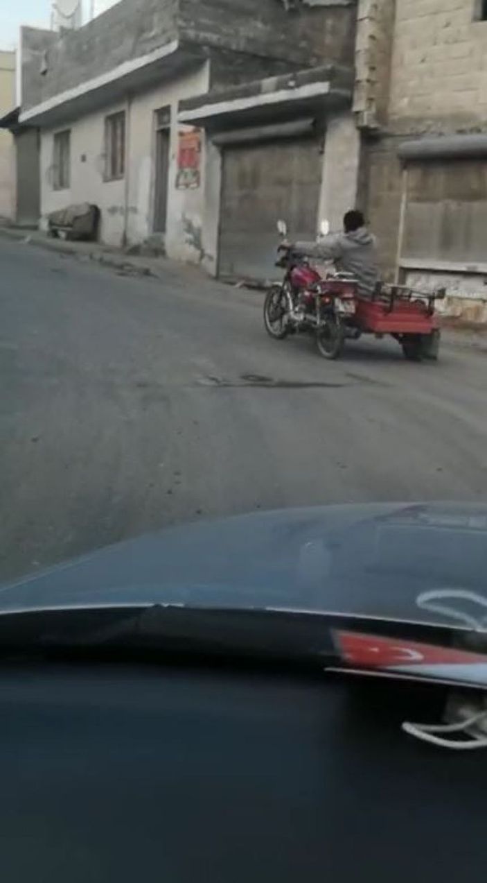 Tekeri patlak motoru sepete oturarak kullandı -2