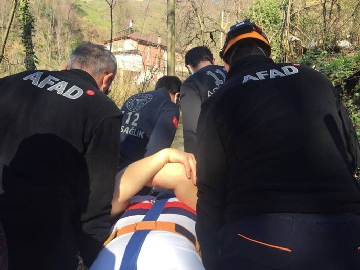 Kestiği ağacın altından yaralı olarak kurtarıldı -1