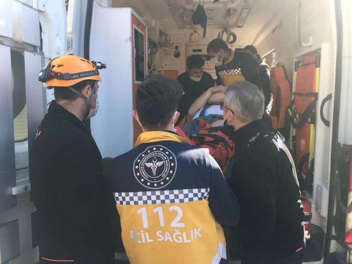 Kestiği ağacın altından yaralı olarak kurtarıldı -3