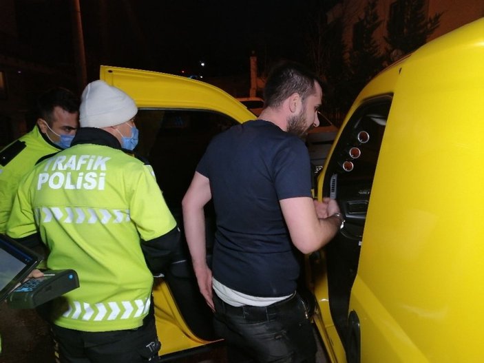 Aksaray'da maskesiz ve alkollü sürücü, aracında arama yapan polise kızdı