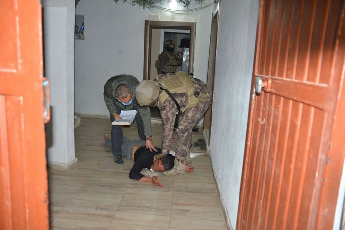 Suç örgütü lideri, polise yakalanmamak için silahlarını eşlerinin çantasında taşıyormuş -6