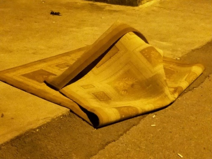 Pencereden polislere fırlattığı halı içerisinde uyuşturucu çıktı -2