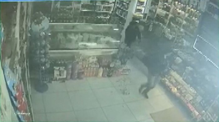 Müşteri olarak girdiği marketin sahibini bıçakladı; o anlar kamerada -3