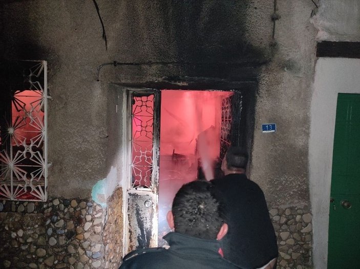 Eski evleriyle ünlü Hacıfeyzullah Mahallesi’nde 2 ev alev alev yandı -3