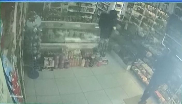 Müşteri olarak girdiği marketin sahibini bıçakladı; o anlar kamerada -1