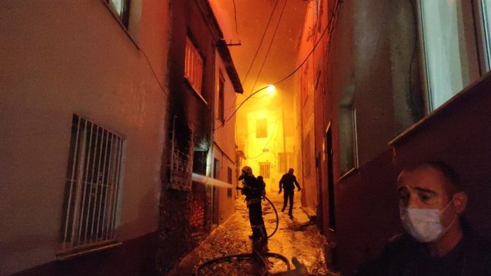Eski evleriyle ünlü Hacıfeyzullah Mahallesi’nde 2 ev alev alev yandı -2