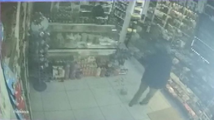 Müşteri olarak girdiği marketin sahibini bıçakladı; o anlar kamerada -2