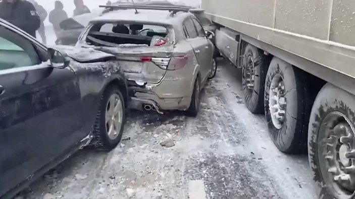 Rusya’da zincirleme kaza: 20 araç birbirine girdi -1