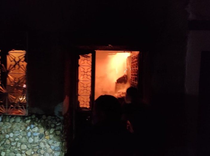 Eski evleriyle ünlü Hacıfeyzullah Mahallesi’nde 2 ev alev alev yandı -4