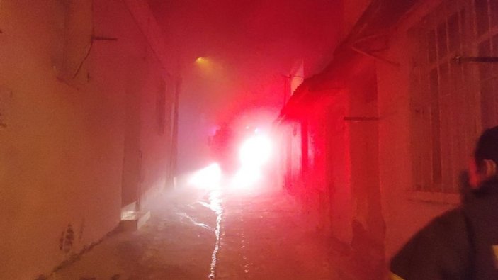 Eski evleriyle ünlü Hacıfeyzullah Mahallesi’nde 2 ev alev alev yandı -8