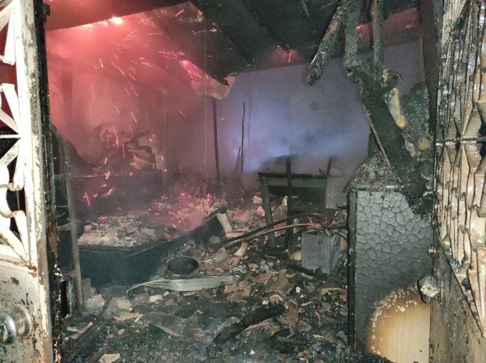 Eski evleriyle ünlü Hacıfeyzullah Mahallesi’nde 2 ev alev alev yandı -10