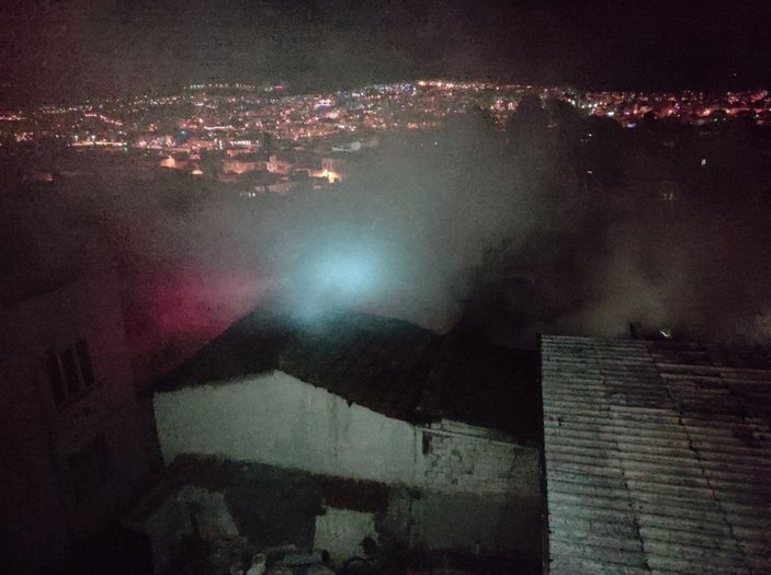 Eski evleriyle ünlü Hacıfeyzullah Mahallesi’nde 2 ev alev alev yandı -11
