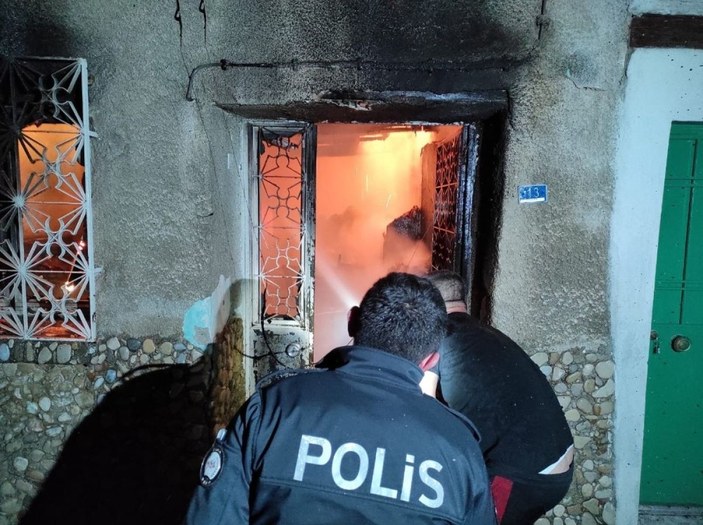 Eski evleriyle ünlü Hacıfeyzullah Mahallesi’nde 2 ev alev alev yandı -5