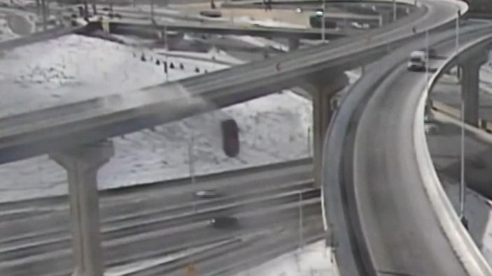 d ABD’de kamyonet üst geçitten 21 metre aşağı düştü -1