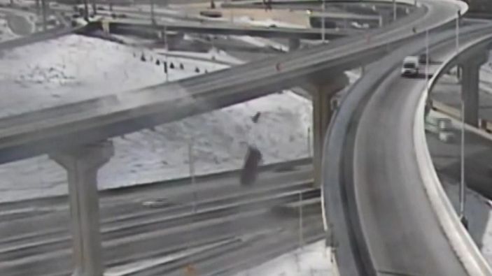 ABD’de kamyonet üst geçitten 21 metre aşağı düştü -2