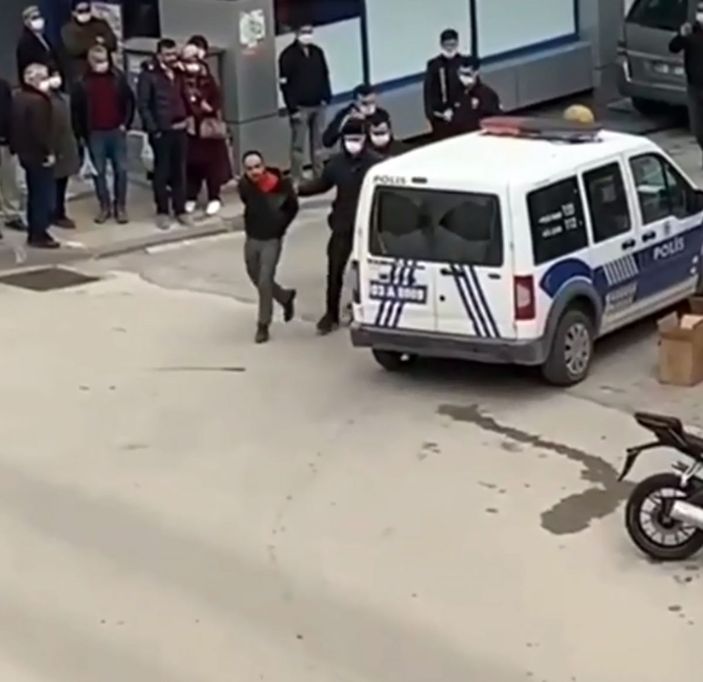 16 yaşındaki kızını sokakta boğazından bıçakladı -5