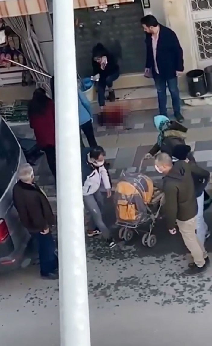 16 yaşındaki kızını sokakta boğazından bıçakladı -1