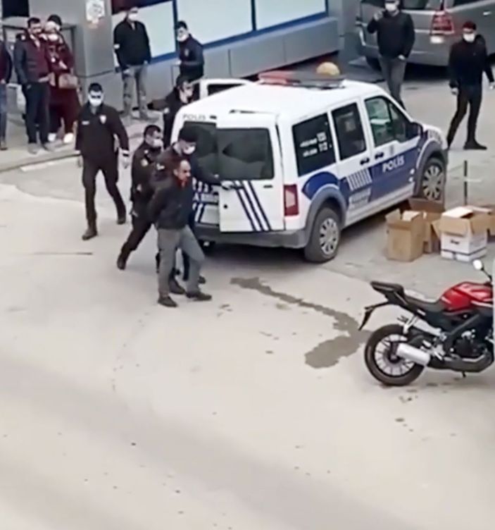 16 yaşındaki kızını sokakta boğazından bıçakladı -4