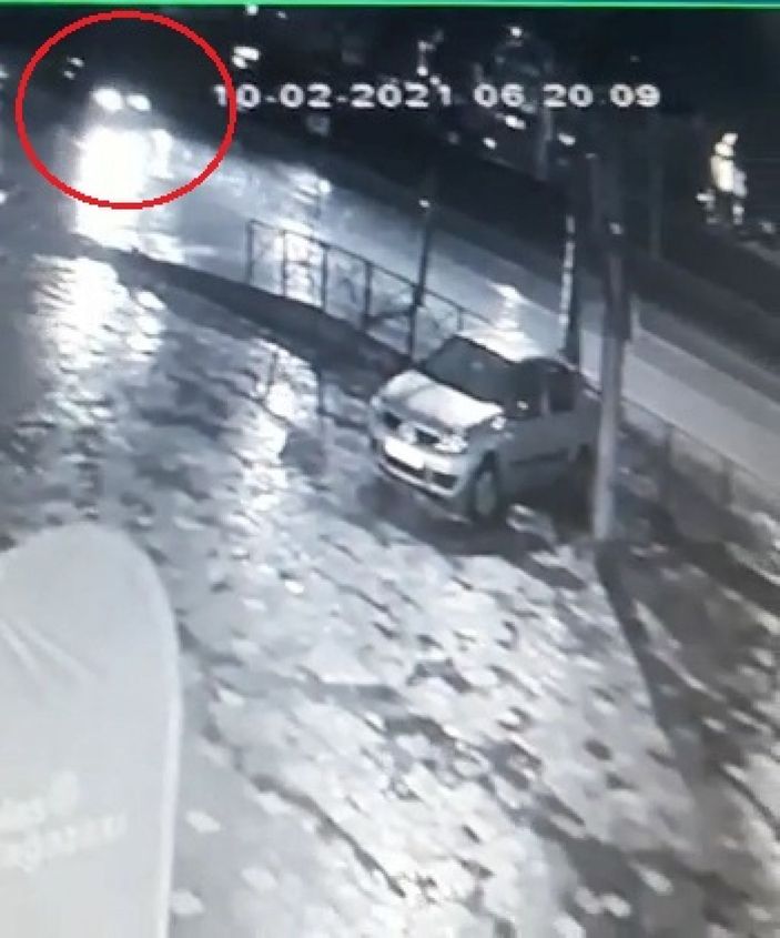 Çaldıkları 500 bin TL'lik otomobili, cam vitrinden çıkartarak kaçtılar -3