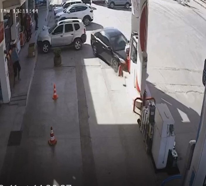 Otomobilin akaryakıt istasyonunun pompasına çarptığı kaza kamerada -1