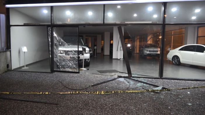 Çaldıkları 500 bin TL'lik otomobili, cam vitrinden çıkartarak kaçtılar -4