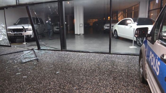Çaldıkları 500 bin TL'lik otomobili, cam vitrinden çıkartarak kaçtılar -5