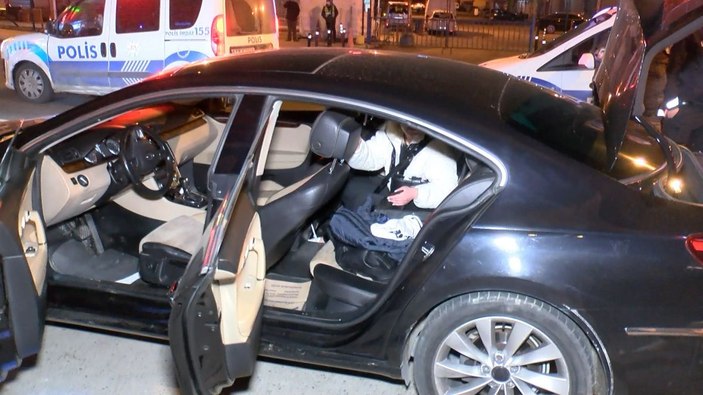 Ümraniye'de aracını polisin üzerine sürüp kaçan alkollü sürücü ehliyetsiz çıktı