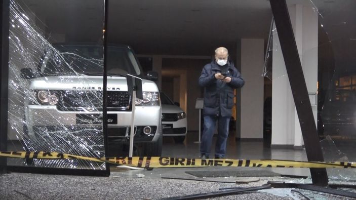 Çaldıkları 500 bin TL'lik otomobili, cam vitrinden çıkartarak kaçtılar -1