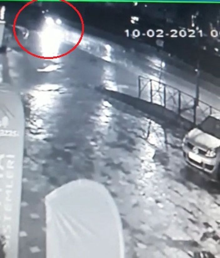 Çaldıkları 500 bin TL'lik otomobili, cam vitrinden çıkartarak kaçtılar -8