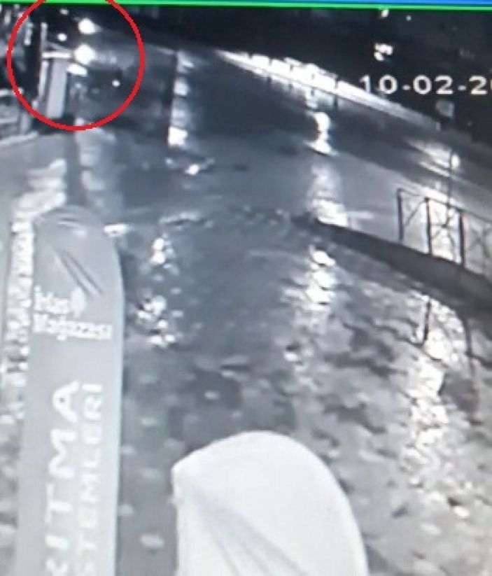 Çaldıkları 500 bin TL'lik otomobili, cam vitrinden çıkartarak kaçtılar -6