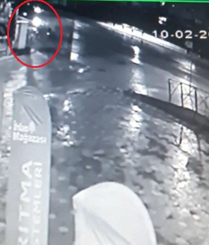 Çaldıkları 500 bin TL'lik otomobili, cam vitrinden çıkartarak kaçtılar -2