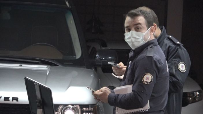 Çaldıkları 500 bin TL'lik otomobili, cam vitrinden çıkartarak kaçtılar -9