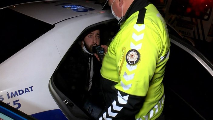 Ümraniye'de aracını polisin üzerine sürüp kaçan alkollü sürücü ehliyetsiz çıktı