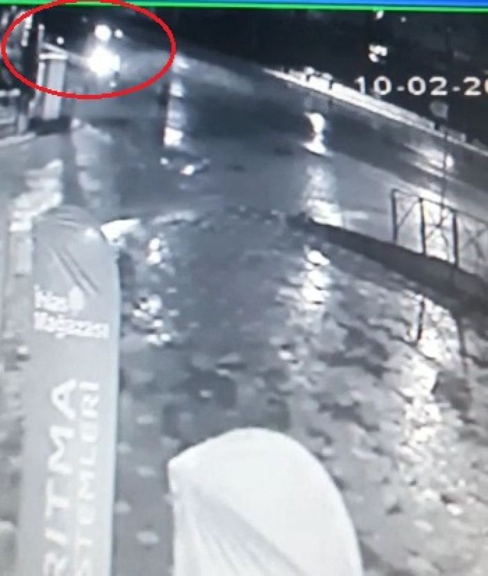 Çaldıkları 500 bin TL'lik otomobili, cam vitrinden çıkartarak kaçtılar -7