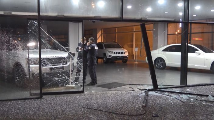 d Çaldıkları 500 bin TL'lik otomobili, cam vitrinden çıkartarak kaçtılar -10