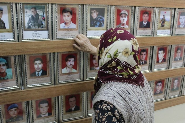 Gaziantep'te alzaymır hastası şehit annesi, şehit oğlunu unutmadı