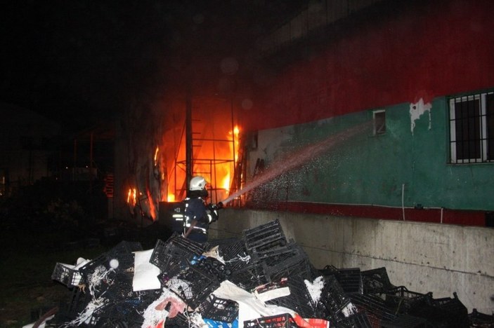 Antalya’daki depo yangınında 350 ton sebze küle döndü
